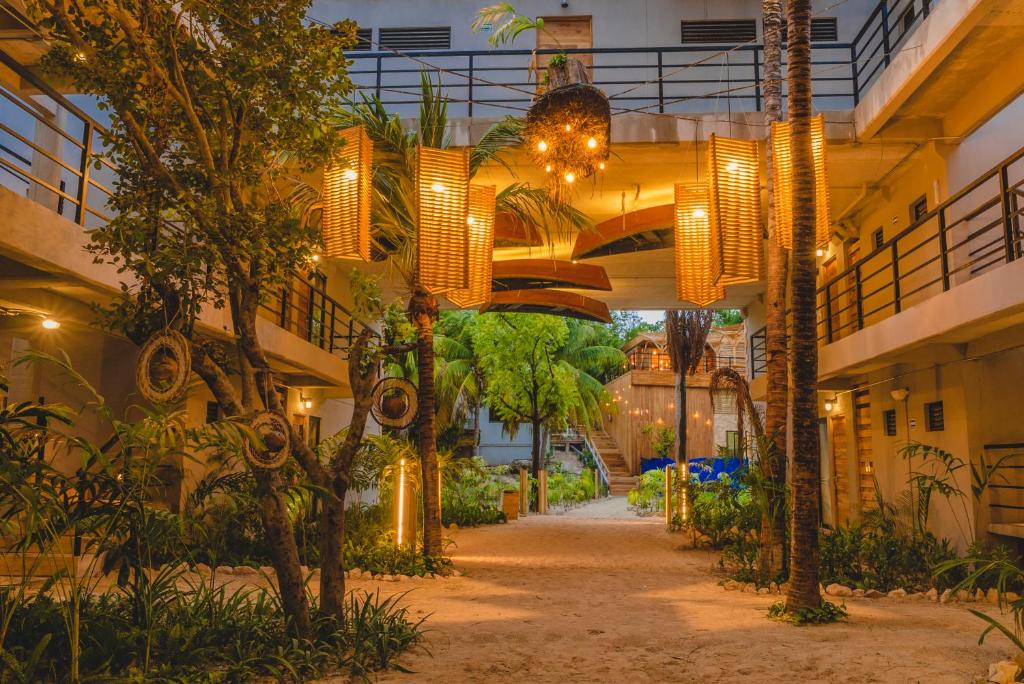 Isla Mujeres - Nomads Hotel Beachclub - Habibi World Travel - https://habibi-world-travel-agency.com/